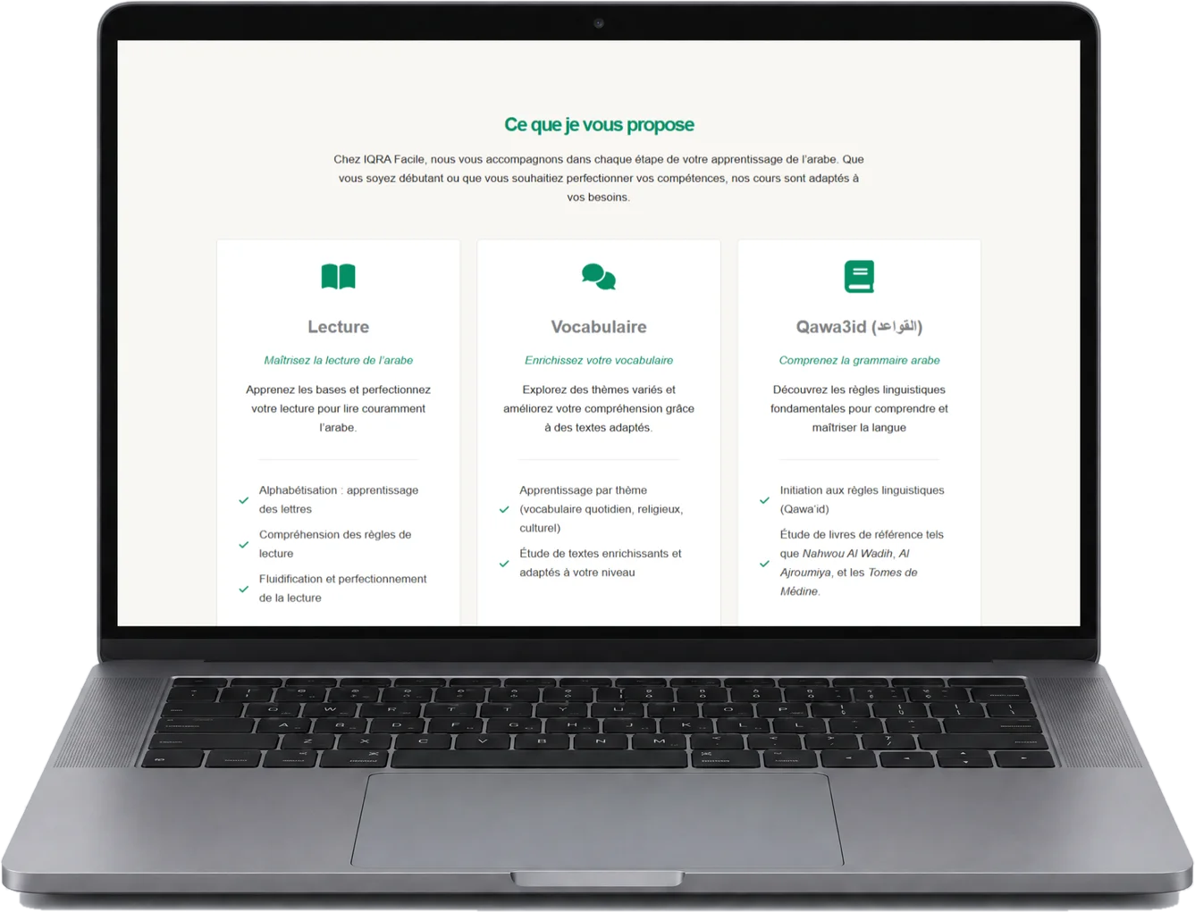 Le programme d'IQRA Facile sur un ordinateur portable vu de face, en trois cartes : lecture, vocabulaire, grammaire
