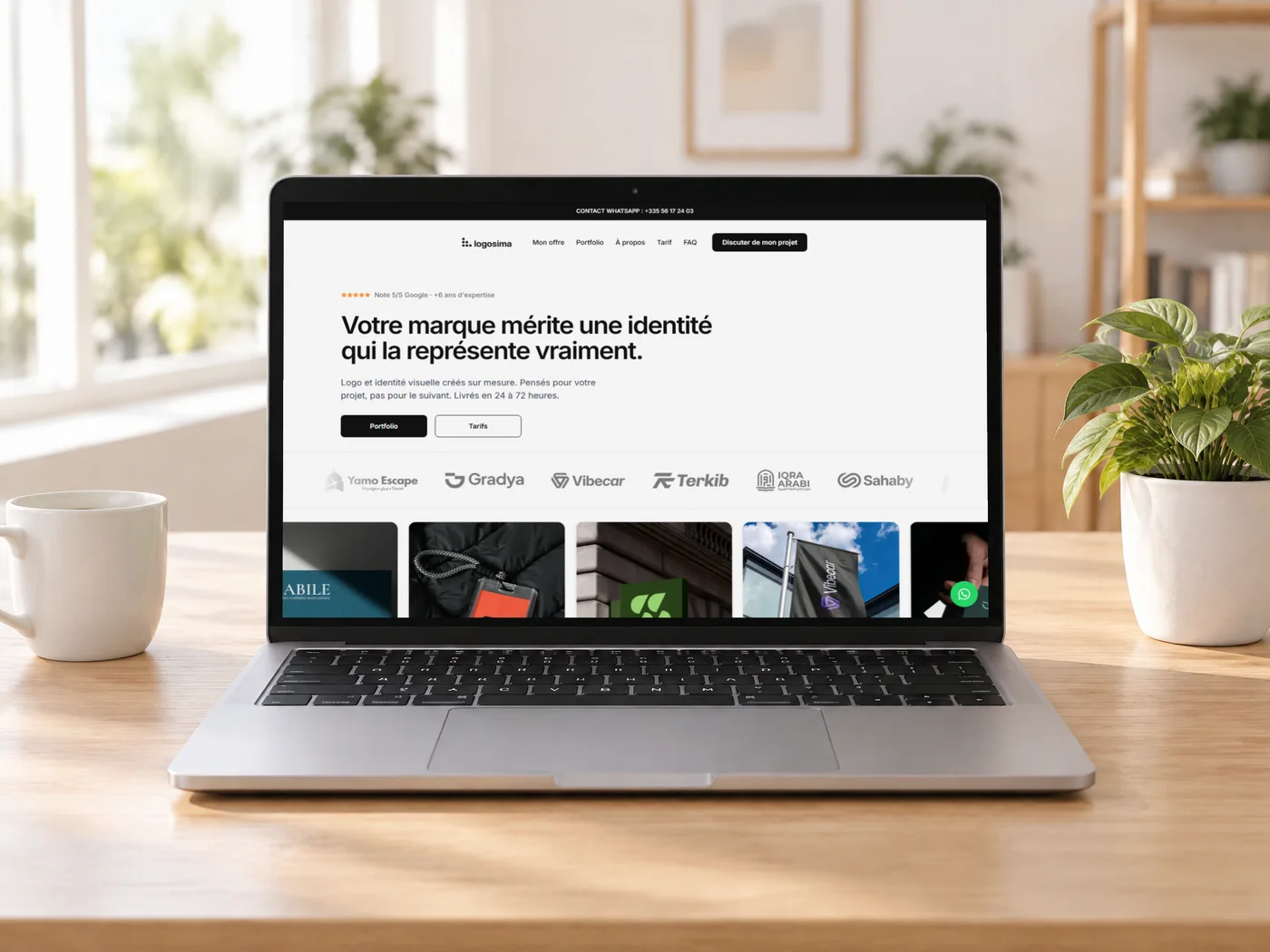Le site Logosima sur un ordinateur portable posé sur un bureau en bois clair