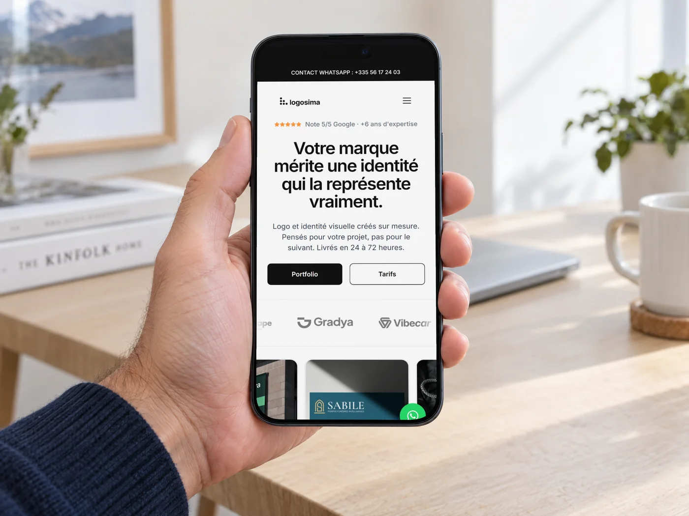 Un iPhone tenu en main affichant l'accueil de Logosima