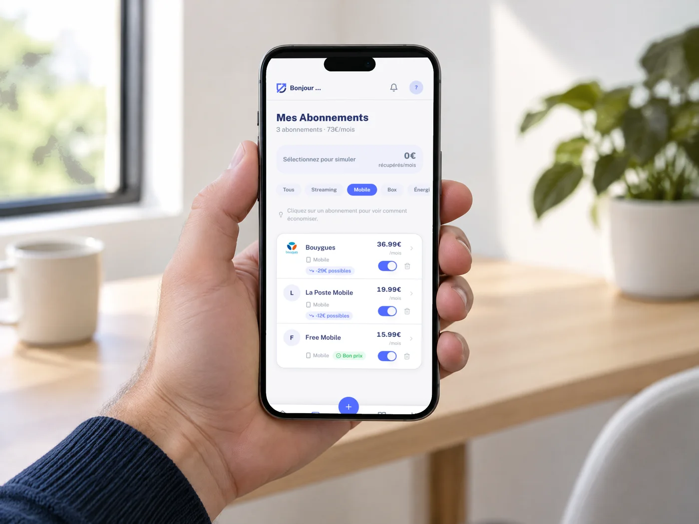Un iPhone tenu en main affichant la liste des abonnements dans SmartSaver