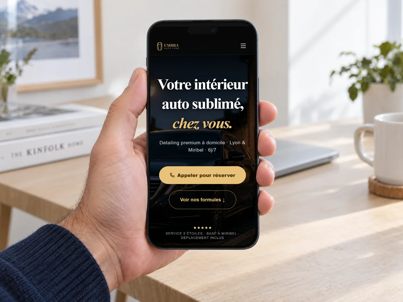Un iPhone tenu en main affichant la maquette Umbra Auto, avec le bouton d'appel