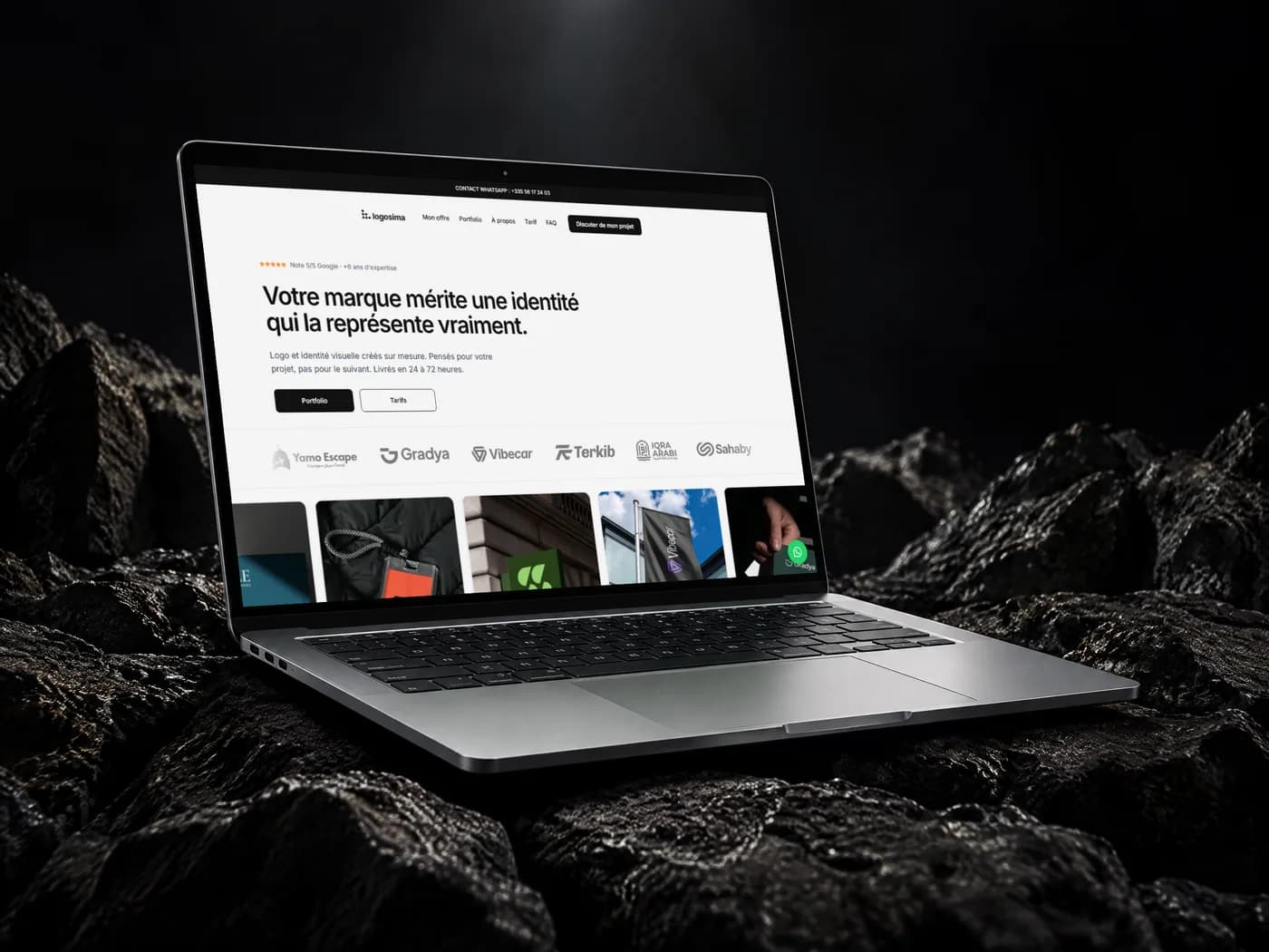 Le site Logosima sur un ordinateur posé sur une roche sombre