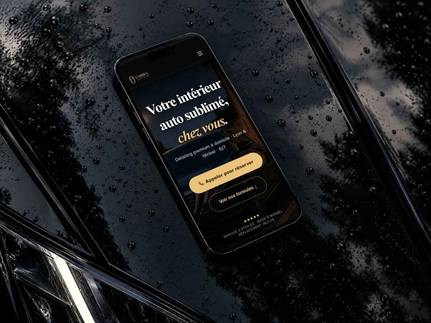 Le site Umbra Auto sur un téléphone posé sur un capot de voiture