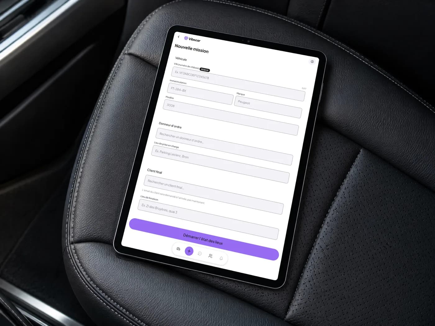 L'application Vibecar sur une tablette posée sur un siège de voiture