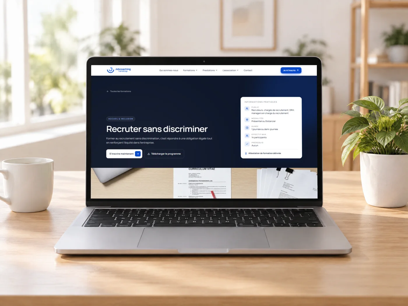 La page de la formation Recruter sans discriminer sur un ordinateur portable posé sur un bureau
